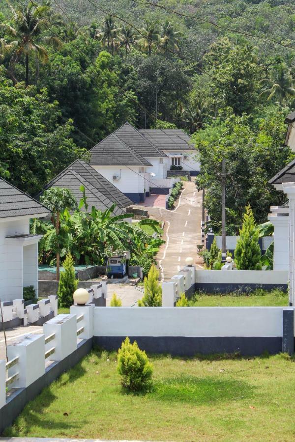 Magic Land Resorts Athirapally Irinjalakuda Zewnętrze zdjęcie