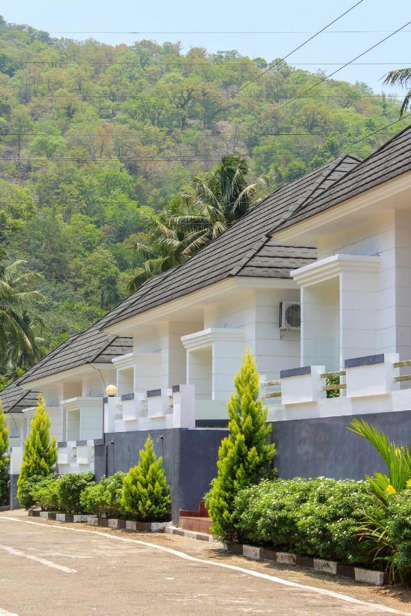 Magic Land Resorts Athirapally Irinjalakuda Zewnętrze zdjęcie